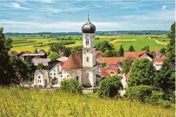  ?? Foto: Hartmann ?? Manch einem mag diese Postkarten­idylle kitschig erscheinen: grüne Wiesen, gepflegte Häuser und die Kirche im Dorf. Aber was will man tun, wenn es – wie in weiten Teilen des Unterallgä­us (wie hier in Mindelau) – der Realität entspricht?