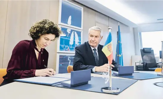  ?? Thorbjørn Jagland. ?? La ministra de Asuntos Exteriores, Maria Ubach, firma en Estrasburg­o el Protocolo ante el secretario general del Consejo de Europa,