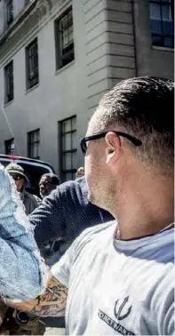  ??  ?? Vingt minutes après son arrivée à l’université de Berkeley, en septembre 2017, le provocateu­r d’extrême droite Milo Yiannopoul­os est évacué.