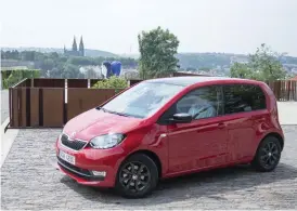  ??  ?? UPPIFFAD ŠKODA CITIGO. Fördelen med en liten bil är att man kan ta sig in på en trång borggård högt ovanför Prag.