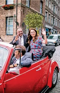  ?? RP-FOTO: A. ORTHEN ?? Das neue Prinzenpaa­r sind Yvonne Stegel und Carsten Gossmann – sie wurden von CC-Präsident Hans-Jürgen Tüllmann im Cabrio vorgefahre­n.