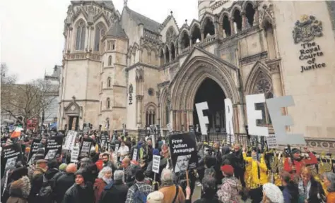  ?? // EFE ?? Manifestan­tes en apoyo de Julian Assange a las puertas del Tribunal Superior de Justicia de Londres