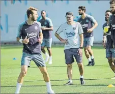  ?? FOTO: FCB ?? Valverde, atento a Sergi Samper Recibió el alta médica tras su lesión