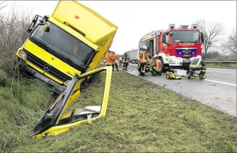  ?? BILD: CHRISTIAN KORTE ?? Im Graben: Um den Fahrer des Lkw zu befreien, musste die Feuerwehr die Tür herausschn­eiden.