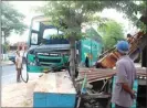  ?? LODITYA FERNANDEZ/JAWA POS RADAR LAWU ?? BIKIN PANIK: Bus Garuda Mas bernopol B 7385 IZ ringsek setelah menabrak bengkel kemarin.