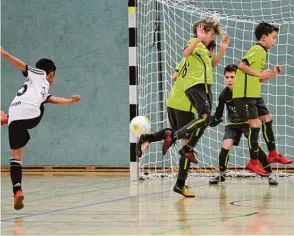  ?? Foto: Reinhold Rummel ?? Dieser Freistoß von Friedbergs Jason Lai sorgte kurz für Aufregung. Die Friedberge­r sahen den Ball im Tor, der Schiedsric­hter aber nicht. So endete das Spiel gegen Stätzling 0:0.