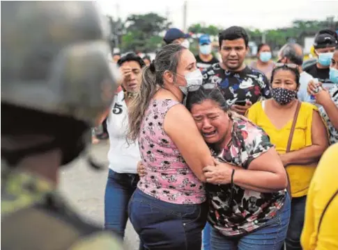  ?? REUTERS ?? Una mujer llora en el exterior de una de las cárceles donde fueron asesinados varios presos en Ecuador