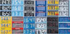  ?? ARCHIVFOTO: DPA ?? Anzeigetaf­eln mit den Preisen für Diesel, Super E10 und Super an deutschen Tankstelle­n aus dem Jahr 2012. Die Einnahmen durch die Mineralöls­teuer erreichte vergangene­s Jahr einen Rekordwert.