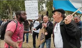  ??  ?? Pro et anti-Brexit en train de se disputer à Londres, ce week-end.