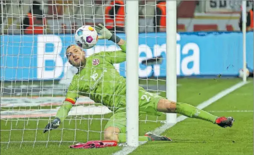  ?? ?? Zentner es incapaz de evitar el segundo gol del Leverkusen.