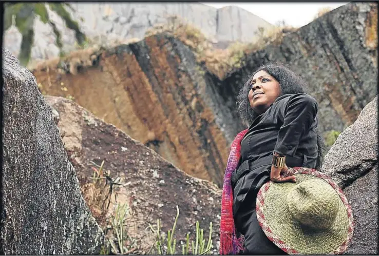  ?? ANDREEA CAMPEANU / AFP ?? Fatma Samoura, durante una visita que realizó en el bosque de Anja, al sur de Madagascar