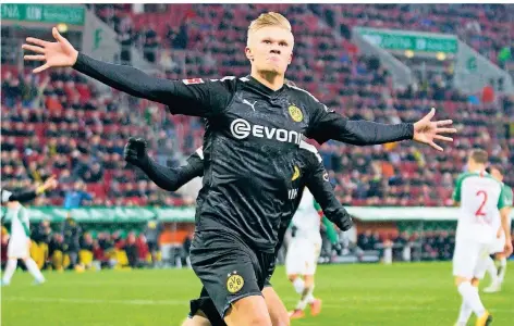  ?? FOTO: IMAGO IMAGES ?? Dortmunds neuer Torjäger Erling Haaland jubelt über seinen dritten Treffer im Spiel gegen Augsburg.