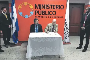  ??  ?? ARCHIVO. Juan Jiménez, de la Maccih, y el fiscal general Óscar Chinchilla en la firma del acuerdo.