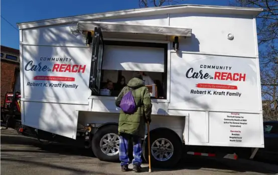  ?? PHOTOS BY JOHN TLUMACKI/GLOBE STAFF ?? A mobile medical unit from the Brockton Neighborho­od Health Center was parked behind a church on North Main Street.