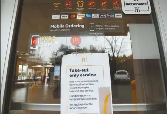  ??  ?? 麥當勞3月中旬將所有­美國直營店調整為僅提­供外送、外帶和得來速服務。（美聯社）