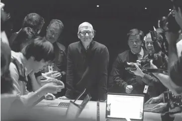  ?? DAN HONDA/STAFF ?? Apple CEO Tim Cook watches as members of the media get a hands-on look at the new MacBook Pro at a press event Thursday at the company's headquarte­rs in Cupertino.