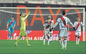  ??  ?? Nicola Sansone celebra su gol, que puso las tablas en el estadio de Vallecas FOTO: EFE