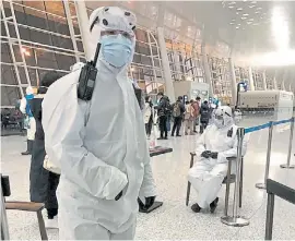  ?? REUTERS ?? Cuidado. Personal sanitario en una aeroestaci­ón en Wuhan.