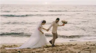  ?? PHOTO COURTESY OF JOANNE AGBUYA MERCADO/PNA ?? BEACH WEDDING
The Mercado couple exchanged their I-do’s against the backdrop of sea, sand and waves in Bolinao, Pangasinan, on May 12, 2023. The two found each other’s love while responding to God’s call to preach His word.