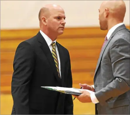  ?? STAN HUDY - SHUDY@DIGITALFIR­STMEDIA.COM ?? Skidmore College men’s basketball coach Joe Burke (left) takes a moment to talk to assisant coach Rey Crossman during a timeout in this 2017 file photo.