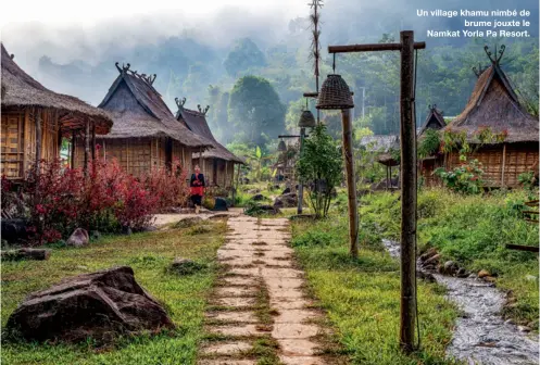  ??  ?? Un village khamu nimbé de
brume jouxte le Namkat Yorla Pa Resort.