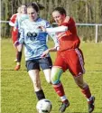  ?? Foto: Ernst Mayer ?? Sarah Wink (rechts) war mit Mönstetten erfolgreic­h, Theresa Amann steigt mit Breitentha­l ab.