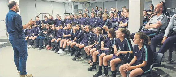  ?? FOTO: FCB ?? Markel Zubizarret­a, mánager del fútbol femenino del FC Barcelona, durante una de sus charlas a las canteranas del club, fieles a la metodologí­a que ha hecho del club una referencia