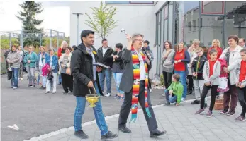  ?? FOTO: BIANKA ROITH ?? Pfarrer Johannes Amann segnete den neuen Pausenhof.