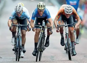  ?? (Epa) ?? Sprint L’azzurro Matteo Trentin, 29 anni, vince l’oro europeo con una volata perfetta