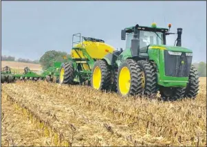  ?? ?? A big, articulati­ng John Deere 9370R pulling a Commodity Cart in front of an 1890 No-till Air Drill like those made right here in the John Deere plant of Valley City, ND.