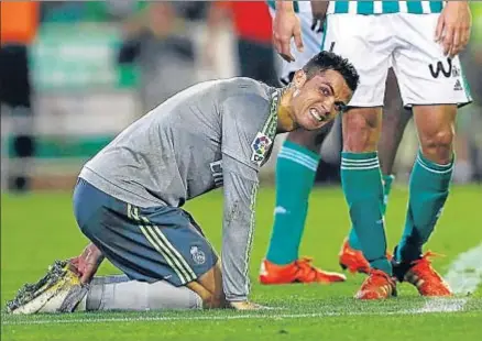  ?? MARCELO DEL POZO / REUTERS ?? Cristiano en el suelo quejándose de una acción del partido del domingo en el Benito Villamarín