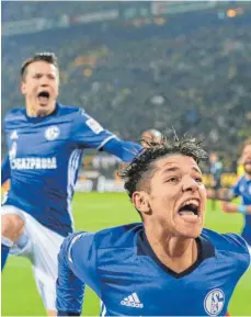  ?? FOTOS: DPA ?? 20 Kilometer trennen Schalke und Dortmund, am Samstag nach Abpfiff waren es Welten: Amine Harit (links) ist nach dem 4:4-Ausgleich der Knappen außer sich, Dortmunds Nuri Sahin (rechts) versteht die Welt und den Fußball nicht mehr.