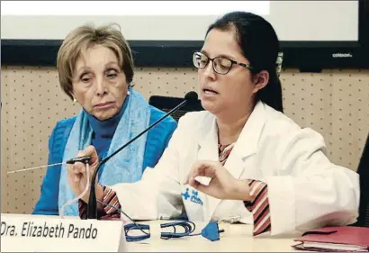  ?? LAURA FÍGULS / ACN ?? María José, la paciente operada con éxito con la nueva técnica, junto a la doctora Pando