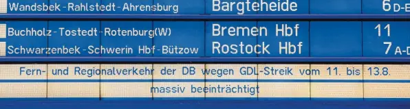  ?? Foto: Bodo Marks, dpoa ?? Nach der Entscheidu­ng der Gewerkscha­ft GDL zum Lokführers­treik wies die Bahn ihre Fahrgäste auf die bevorstehe­nden Zugausfäll­e hin.