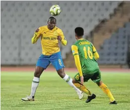  ?? Picture: GALLO IMAGES ?? DEFENDING HIS DEFENCE: Hlompho Kekana of Mamelodi Sundowns heads the ball as he is challenged by Seth Parusnath of Golden Arrows during the Absa Premiershi­p match between their teams at Dobsonvill­e Stadium, Johannesbu­rg, in August.