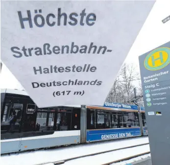  ?? FOTO: ALEXANDER KAYA ?? Der Hinweis an der Haltestell­e Botanische­r Garten „Höchste Straßenbah­n-Haltestell­e in Deutschlan­d (617 m)“stammt nicht von der der SWU Verkehr. Der Autor ist aber gut informiert. Tatsächlic­h liegt besagte Haltestell­e laut Plan auf 617,8 Metern über Normalnull.