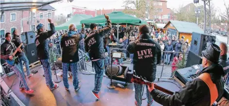  ?? RP-FOTO: JÜRGEN LAASER ?? Mit der Abtauparty endete gestern die Wegberger Eisbahn-Saison. Die Karnevals-Coverband „Kloetschkö­pp“brachte die vielen Menschen rund um die zum letzten Mal bevölkerte Schlittsch­uhbahn in Stimmung.