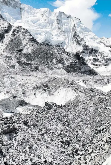  ??  ?? Vor allem das Volumen der asiatische­n Gletscher ist bisher um 27 Prozent überschätz­t worden. Im Bild: der Khumbu-Gletscher in Nepal.