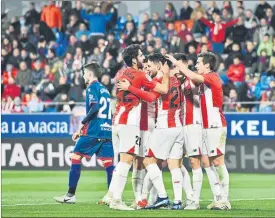  ??  ?? El Athletic pasó como un ciclón por El Alcoraz de Huesca, goleando sin piedad FOTO: LOF