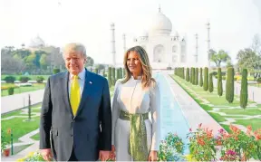  ??  ?? EL PRESIDENTE TRUMP Y SU ESPOSA MELANIA, en su visita ayer a el Taj Mahal, antes de dirigirse a Nueva Delhi para una serie de reuniones y firmas de contratos hoy con los gobernante­s de la India.