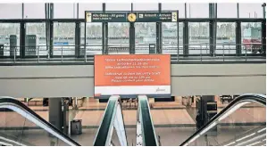  ?? FOTO: IMAGO ?? Am Flughafen in Hamburg wurden Reisende über Anzeigetaf­eln über den Streik der Luftsicher­heitskontr­olle informiert.