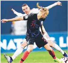  ??  ?? MARCA. Domagoj Vida, de Croacia, disputa un balón con Iago Aspas, de España.