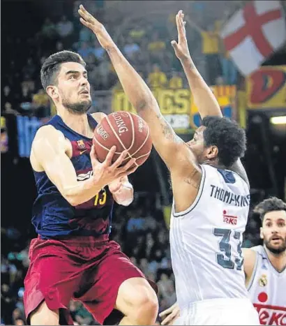  ?? LLIBERT TEIXIDÓ ?? Thompkins, el héroe visitante, bloquea una acción de Satoransky