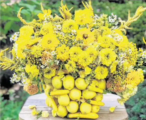  ?? Photos by Stichting Kunstboak ?? The Chamomile Tea bouquet, from Laura Dowling’s new book “Bouquets,” makes a bold statement in yellow.