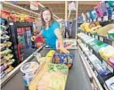  ?? RED HUBER/STAFF PHOTOGRAPH­ER ?? Jeanie Rice puts items on conveyor belt after doing some weekend grocery shopping at the Winn-Dixie in Fernpark. Grocery store prices are holding steady.