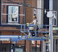  ?? Will Waldron / Times Union ?? A new apartment complex is being constructe­d on Craig Street at Albany on Thursday in Schenectad­y. New units are still awaiting tenants.