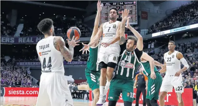  ??  ?? LEVITACIÓN. Facundo Campazzo pasa en el aire a Jeff Taylor tras superar la defensa de Nikos Pappas. El argentino fue de los más destacados contra el Panathinai­kos.