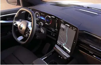  ?? ?? Gli interni moderni e tecnologic­i della nuova Renault Austral con i due display da 12,3” e 12”. A destra, il frontale aggressivo dell’Austral dà un’immagine della vettura estremamen­te dinamica