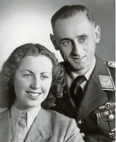  ?? Foto: Archiv Piller ?? Ein Bild aus früheren Jahren: Ludwig Piller in Pilotenuni­form zusammen mit seiner Frau Charlotte.