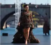  ??  ?? US actress Eva Longoria presents a creation for L’Oreal.